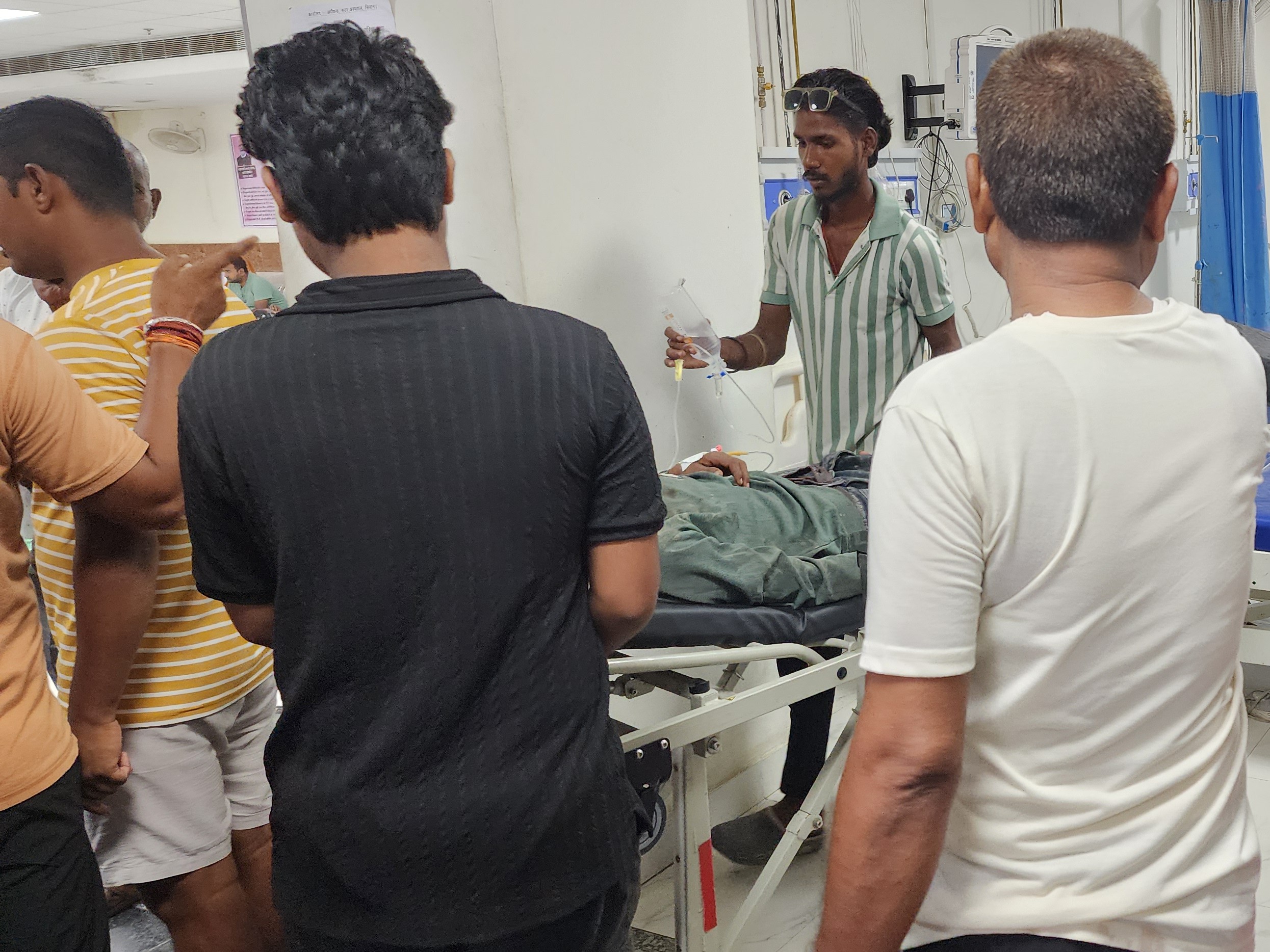 सीवान में बिजली विभाग की लापरवाही से युवक झुलसा:  इंजीनियरिंग कॉलेज के पास पोल पर काम करते हुआ हादसा – Siwan News