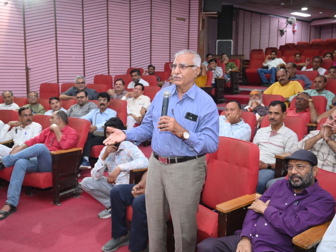 बैठक के दौरान क्लब की वित्तीय स्थिति, संचालन और अनुशासन बनाए रखने जैसे महत्वपूर्ण मुद्दों पर सार्थक चर्चा हुई।