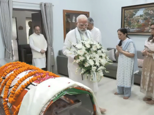 PM मोदी ने विजय कुमार मल्होत्रा को श्रद्धांजलि अर्पित की और उनके परिवार वालों को सांत्वना दी।