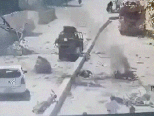 CCTV तस्वीरों में धमाके के बाद एक शख्स छटपटाता नजर आया।