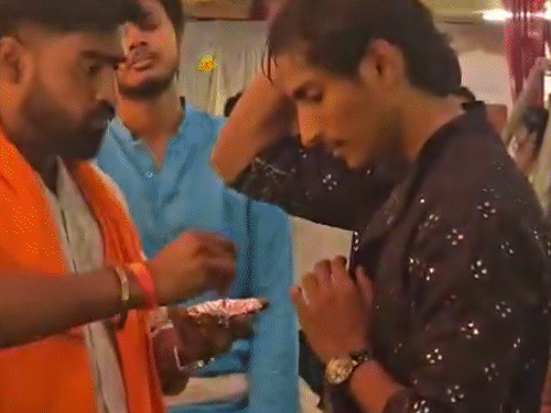 गरबा इवेंट में डांस करने एक मुस्लिम युवक पहुंचा। युवक के माथे पर तिलक लगाकर जयकारे लगवाए गए। - Dainik Bhaskar