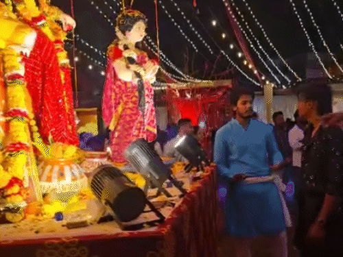 देवी की मूर्ति के सामने युवक ने हाथ जोड़कर प्रणाम किया।