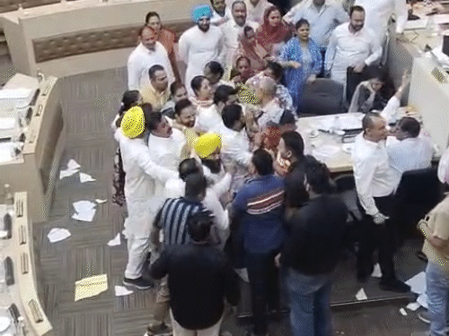 हंगामा बढ़ने पर मेयर ने मार्शल बुलाए और पार्षदों को बाहर निकालने का आदेश दिया।