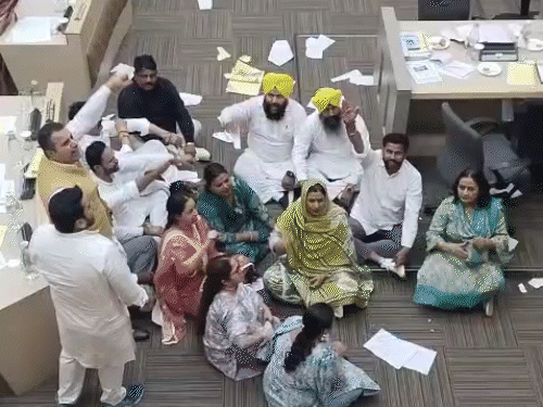 हंगामा बढ़ने पर मेयर ने मीटिंग स्थगित की। इस दौरान विपक्षी पार्षद वेल में जमीन पर बैठकर नारेबाजी करते रहे।