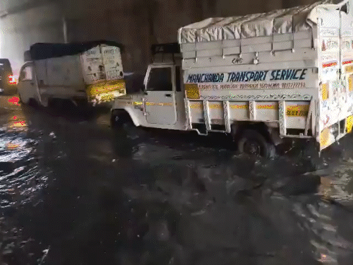 दिल्ली में दोपहर करीब 12 बजे से बारिश शुरू हुई। एक घंटे से भी कम समय में जखीरा अंडरपास में पानी भर गया। सड़क पर बाइक, ऑटो सहित सभी गाड़ियों के चालक मशक्कत करते दिखे।