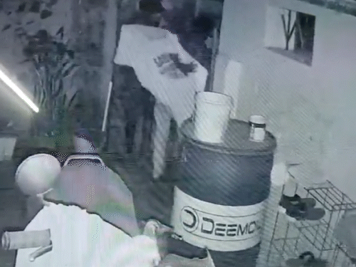 आरोपियों में से एक युवक ने अपनी शर्ट उतारी।