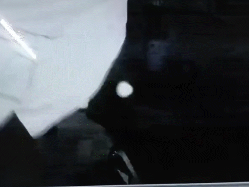 चोर ने शर्ट से सीसीटीवी कैमरे को ढक दिया।