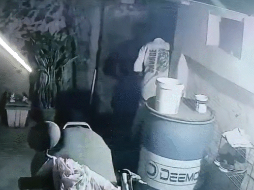 3 चोर ताला तोड़कर घर के अंदर घुसते हुए दिखाई दिए।