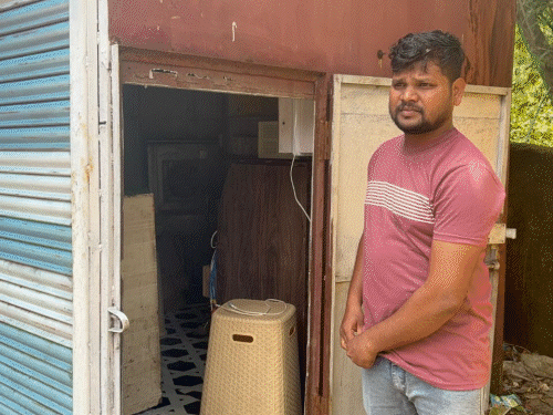 मोबाइल दुकान का ताला तोड़कर 50 हजार की चोरी हुई है।