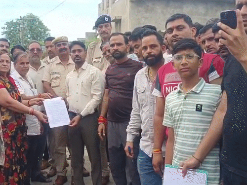 ग्रामीणों ने SDM को ज्ञापन सौंपकर महिला के परिवार के एक सदस्य को सरकारी नौकरी देने की मांग की है।