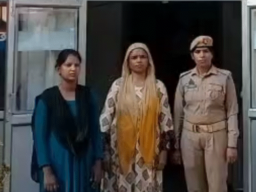 UP Gorakhpur Conversion Case; Hindu Christian | Beauty Parlour | यूट्यूब  देखकर पादरी बनी ब्यूटी पार्लर वाली: सिर पर रूमाल रख बीमारी ठीक करने का  दावा, गोरखपुर में चल रहा ...