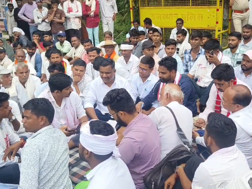 धरने में बीएपी सांसद राजकुमार रोत ने दोषी पुलिसकर्मियों पर तुरंत कार्रवाई की मांग की।