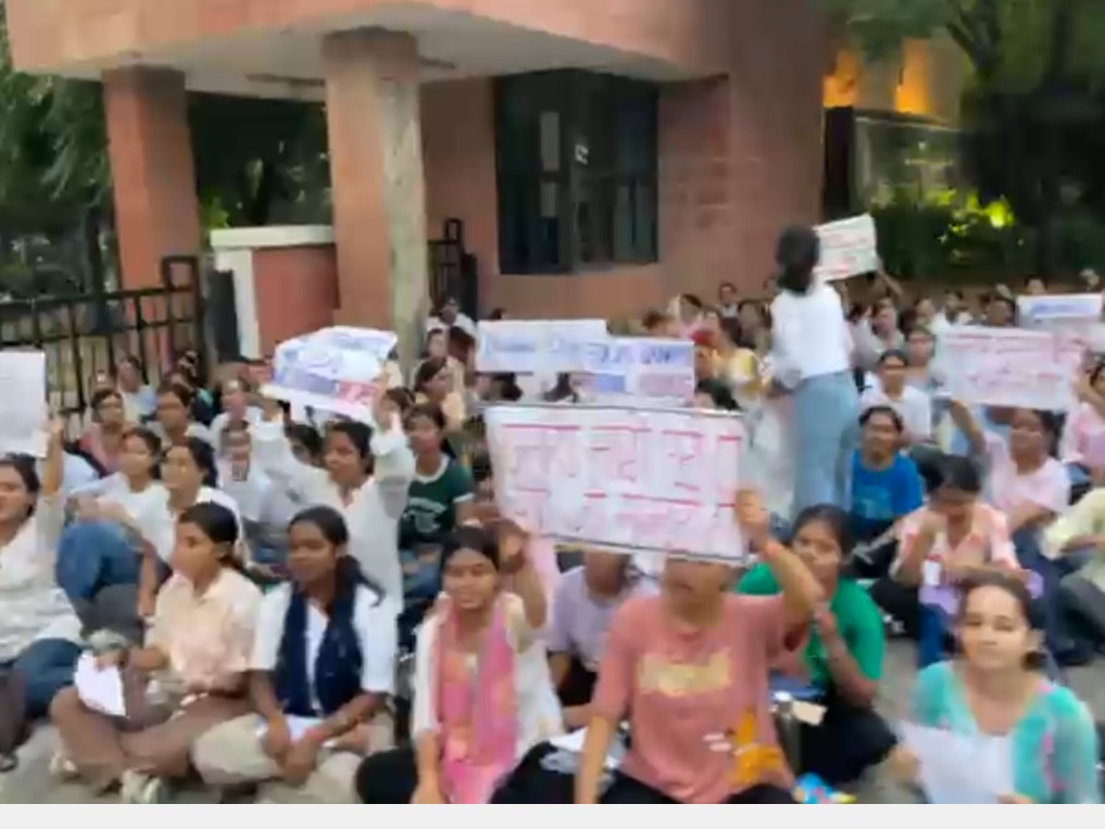 डांडिया खेलने की अनुमति न मिलने पर प्रदर्शन करती छात्राएं।