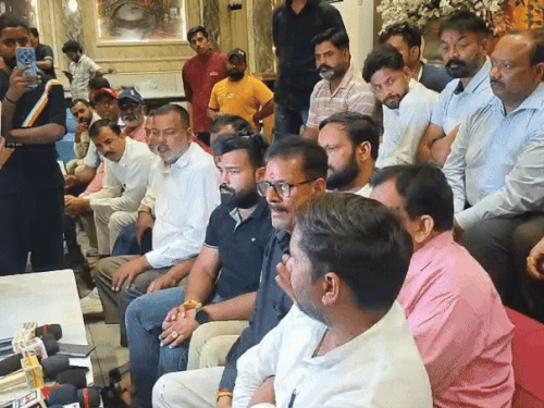 सोमवार को लुधियाना में प्रेसवार्ता कर जानकारी देते पूर्वांचल समाज के लोग। - Dainik Bhaskar