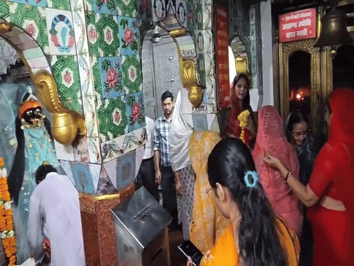 मंदिर में भक्तों की भीड़