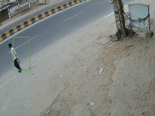 घटना का सीसीटीवी। जिसमें अनियंत्रित थार से बाल-बाल बचा व्यक्ति नजर आ रहा है। - Dainik Bhaskar