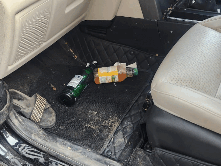 गाड़ी के अंदर से मिली शराब की बोतल।