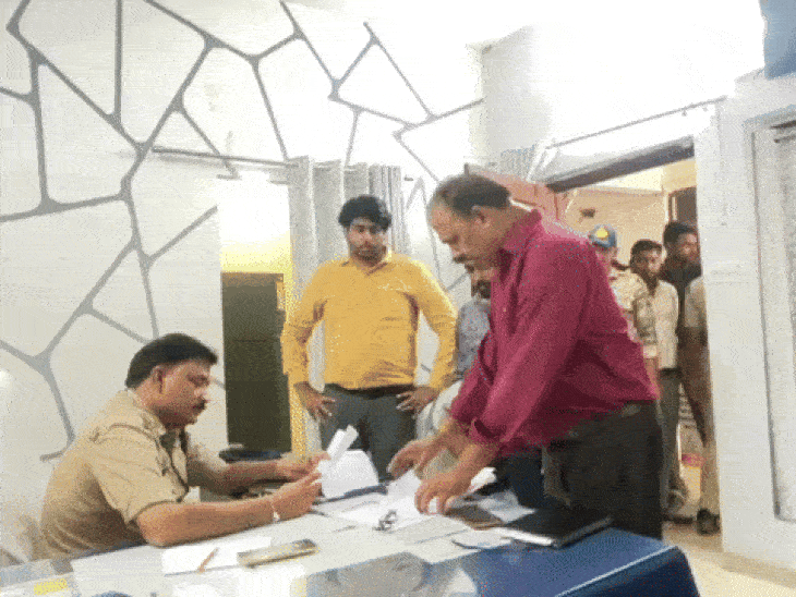 मण्णापुरम फाइनेंस लिमिटेड जांच करती पुलिस।