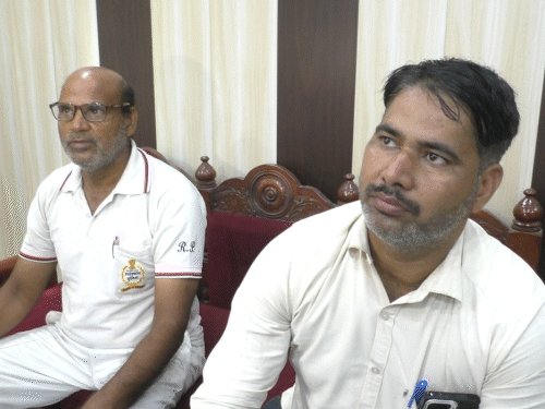 सफेद टीशर्ट में बैठा उदय सिंह जिसे ACB ने सोमवार को ट्रैप किया था।