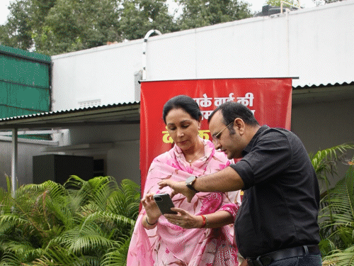 दैनिक भास्कर एप के नए सेगमेंट के बारे में उप मुख्यमंत्री दीया कुमारी को भास्कर डिजिटल के स्टेट एडिटर किरण राजपुरोहित ने डिटेल में जानकारी दी।