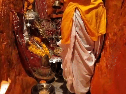 पर्वत पर गुफा में स्थित है माता का मंदिर। 400 सीढ़ियां चढ़कर जाना पड़ता है।