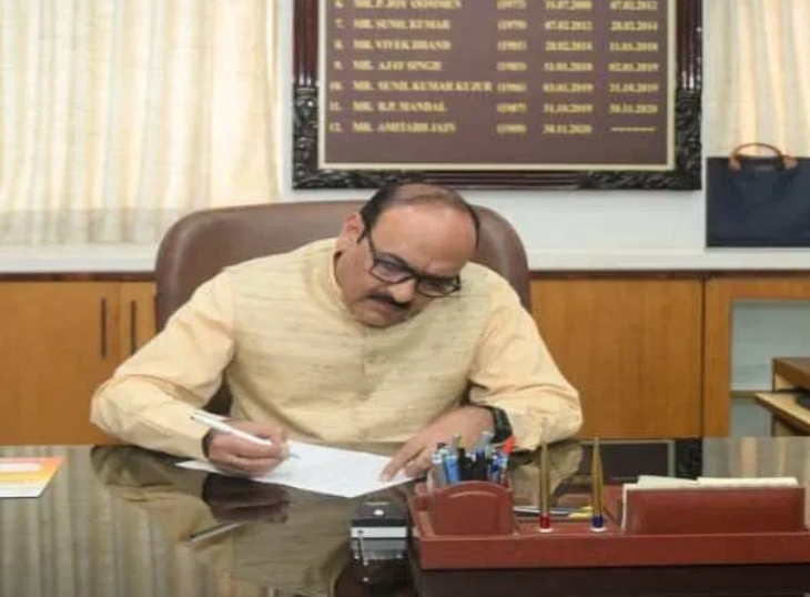 IAS विकासशील ने चार्ज लेते हुए।