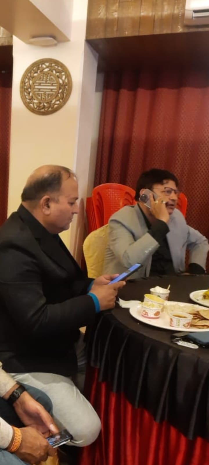 मीटिंग के दौरान आरोपी
