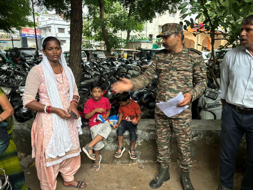 सैनिक मनोज अपनी पत्नी पूजा, मां और चाचा के साथ विधानसभा के सामने आत्महत्या करने पहुंचा।