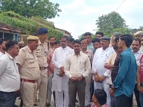 हत्या के बाद मोहल्ले के लोगों ने आरोपियों की गिरफ्तारी की मांग को लेकर परिजनों के साथ प्रदर्शन किया।