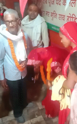 After marriage, the wife touched her feet and took the blessings of husband Sagru Ram.
