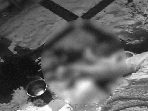 कलावती पंड्या की लाश किचन में लहूलुहान पड़ी थी। फर्श पर खून बिखरा हुआ था।