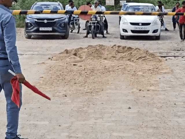 लूणी रेलवे स्टेशन के निकट क्षेत्र की फाटक संख्या सी-1 पर फेंकी बजरी हटाने के बाद मालगाड़ी को रवाना किया गया। - Dainik Bhaskar