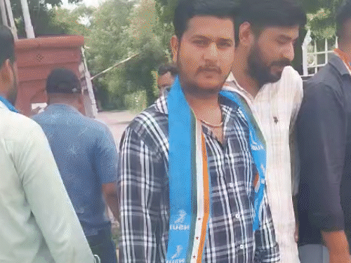 एनएसयूआई के कार्यकर्ताओं ने जयनारायण व्यास यूनिवर्सिटी के मुख्य ऑफिस पर विरोध प्रदर्शन किया। सेंटर सुपरिटेंडेंट को हटाने की मांग की।