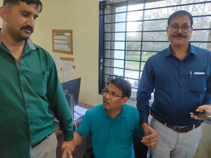 लोकायुक्त की पकड़ में बाबू नरेंद्र नरवरिया।