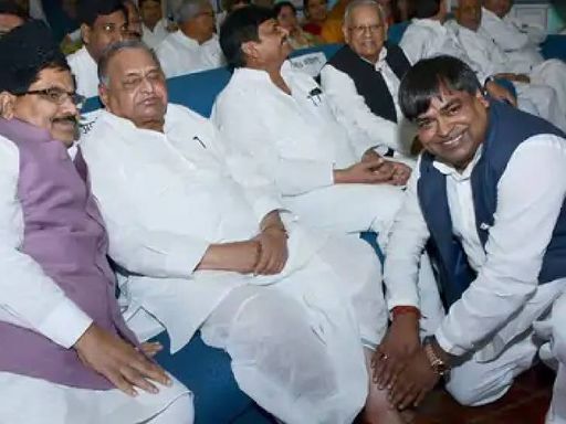 Gayatri Prajapati touching Mulayam Singh's feet in a SP program. Mulayam Singh is no longer in this world.