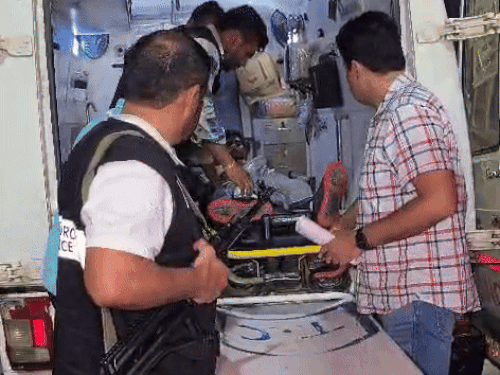 आरोपी अजय को इलाज के लिए अस्पताल लेकर आई टीम।
