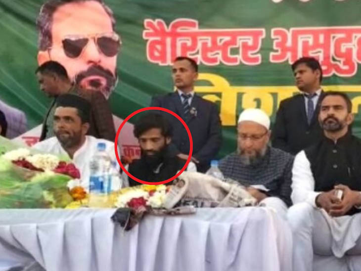 तस्वीर करीब 3 साल पहले की है, जब AIMIM के प्रमुख असदुद्दीन ओवैसी टोंक में जनसभा को संबोधित करने आए थे। उनके साथ मौजूद काशिफ जुबैरी।(लाल घेरे में)
