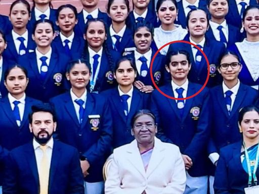 नई दिल्ली में राष्ट्रपति द्रौपदी मुर्मू के साथ पूनम भाटी (लाल घेरे में)। फाइल फोटो