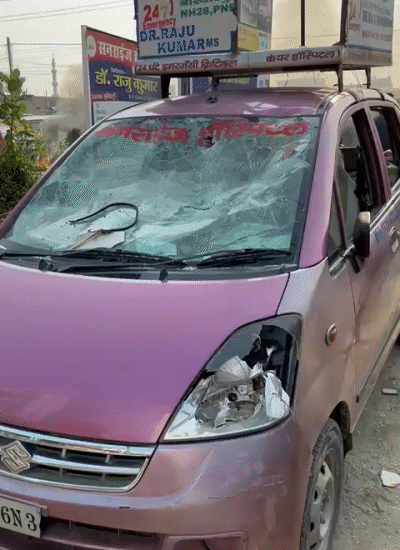 अस्पताल की गाड़ी का शीशा तोड़ा।
