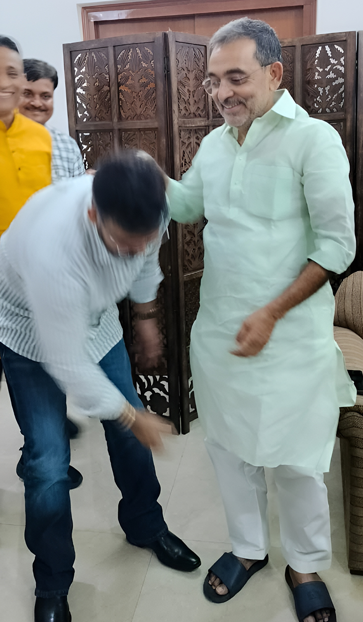 मंगलवार को दिल्ली स्थिति आवास पर RLM सुप्रीमो उपेंद्र कुशवाहा से मिले पवन सिंह। पैर छूकर आशीर्वाद लिया।