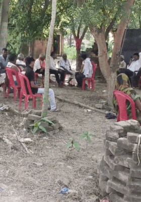 After the death of the elderly, there is a crowd of people outside the house.