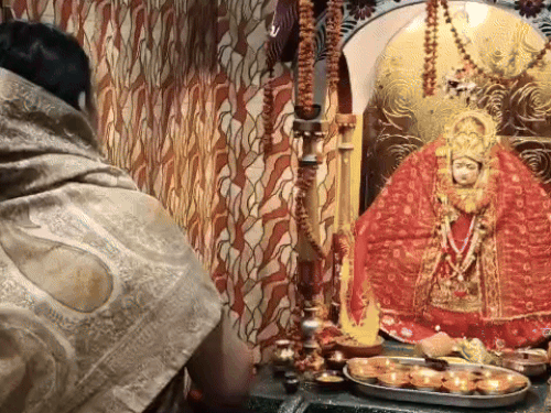 Women devotees asking for a vow by spreading the bag in front of the mother.
