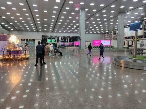 जयपुर से पुणे जा रहे पैसेंजर्स जयपुर एयरपोर्ट पर परेशान होते हुए।