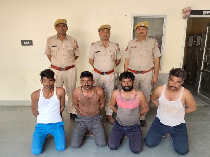 पुलिस ने चार जनों को किया गिरफ्तार।