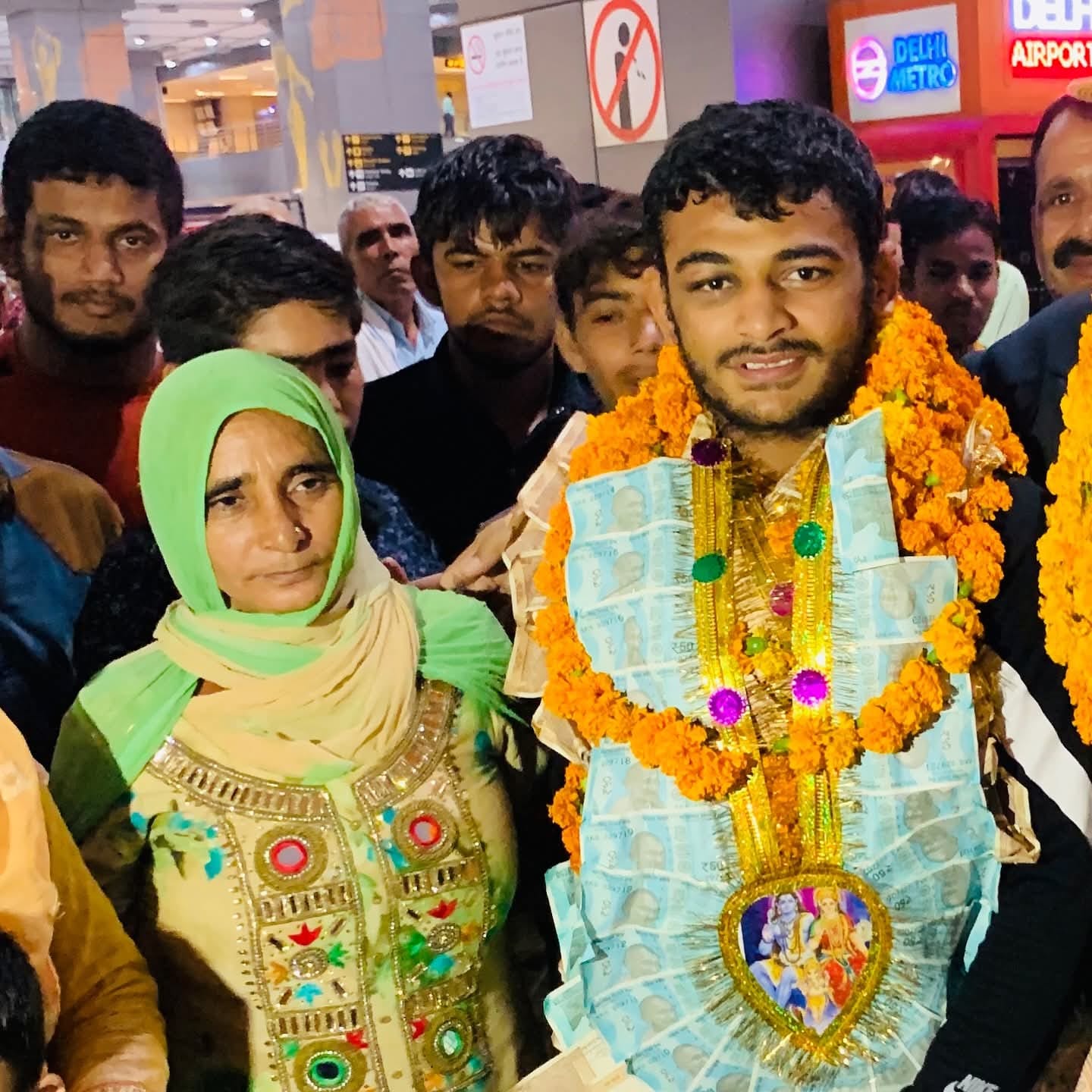 कुश्ती प्रतियोगिता में जीत हासिल करने के बाद दीपक का अपनी मां के साथ फाइल फोटो।