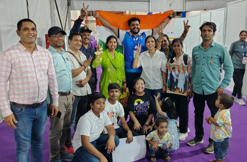 दिल्ली में रजत पदक जीतने के बाद परिवार के साथ योगेश कथुनिया।