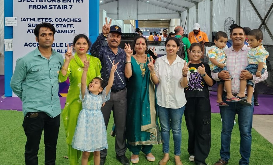 दिल्ली में परिवार के साथ योगेश कथुनिया।