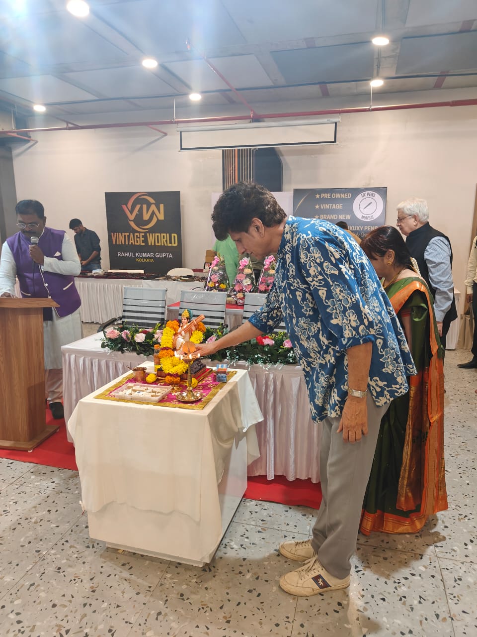 शो का उद्घाटन जयपुर के डॉ. विवेक शर्मा ने गेस्ट ऑफ हॉनर के रूप में दीप प्रज्वलित कर किया।