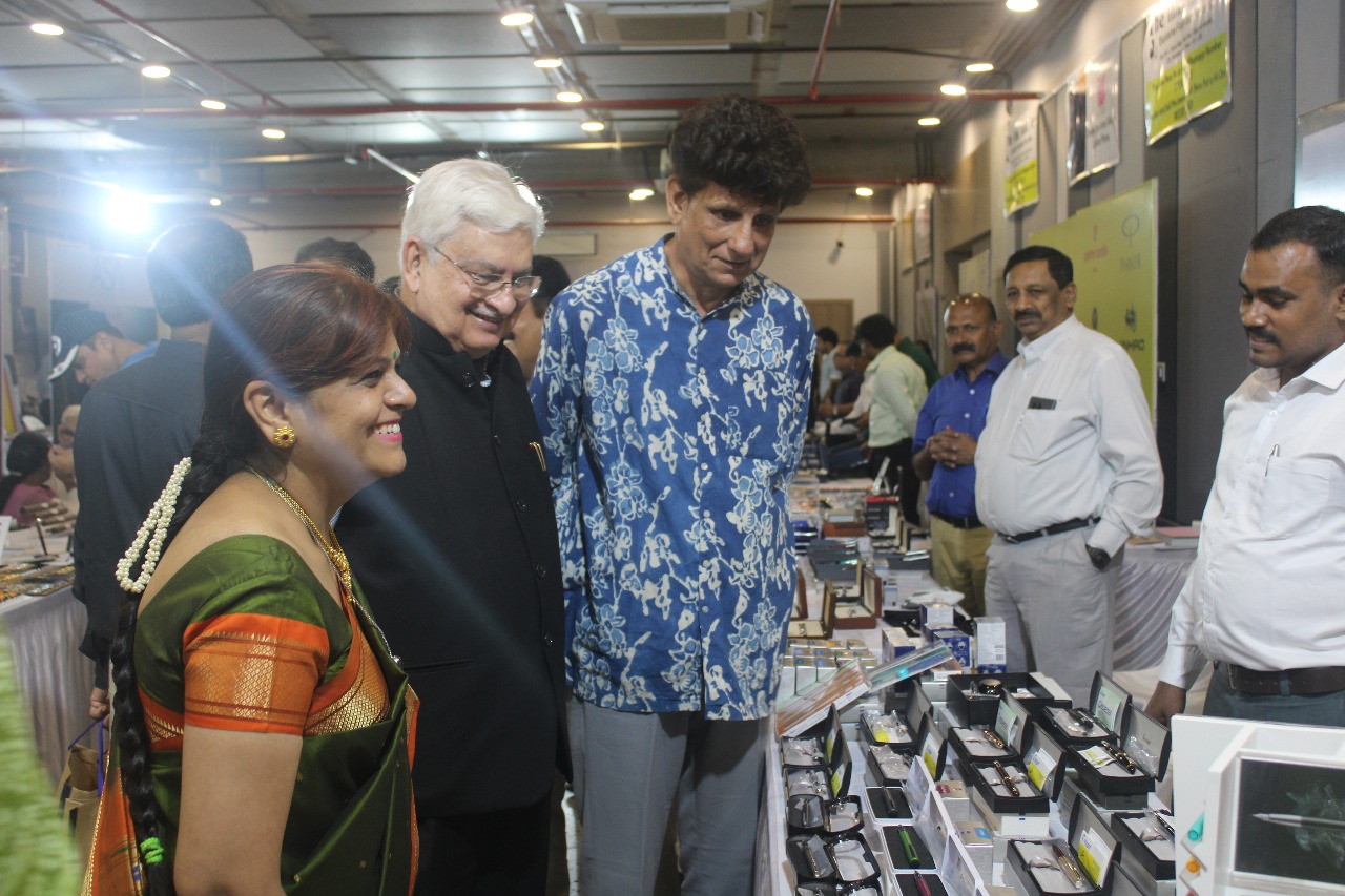 संग्रहकर्ताओं ने दुर्लभ और ऐतिहासिक पेन पेश कर दर्शकों को आकर्षित किया।