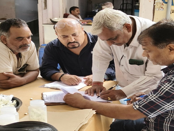 दुकानों पर कार्रवाई करते खाद्य विभाग के अधिकारी